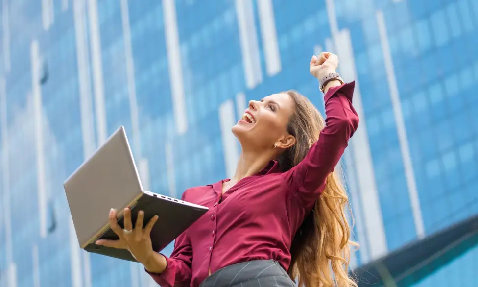 jefe aprovecha oportunidad ayudando al empleado